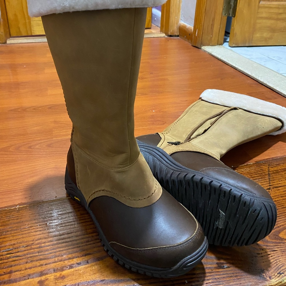 Women’s Ugg Adirondack Boot!!